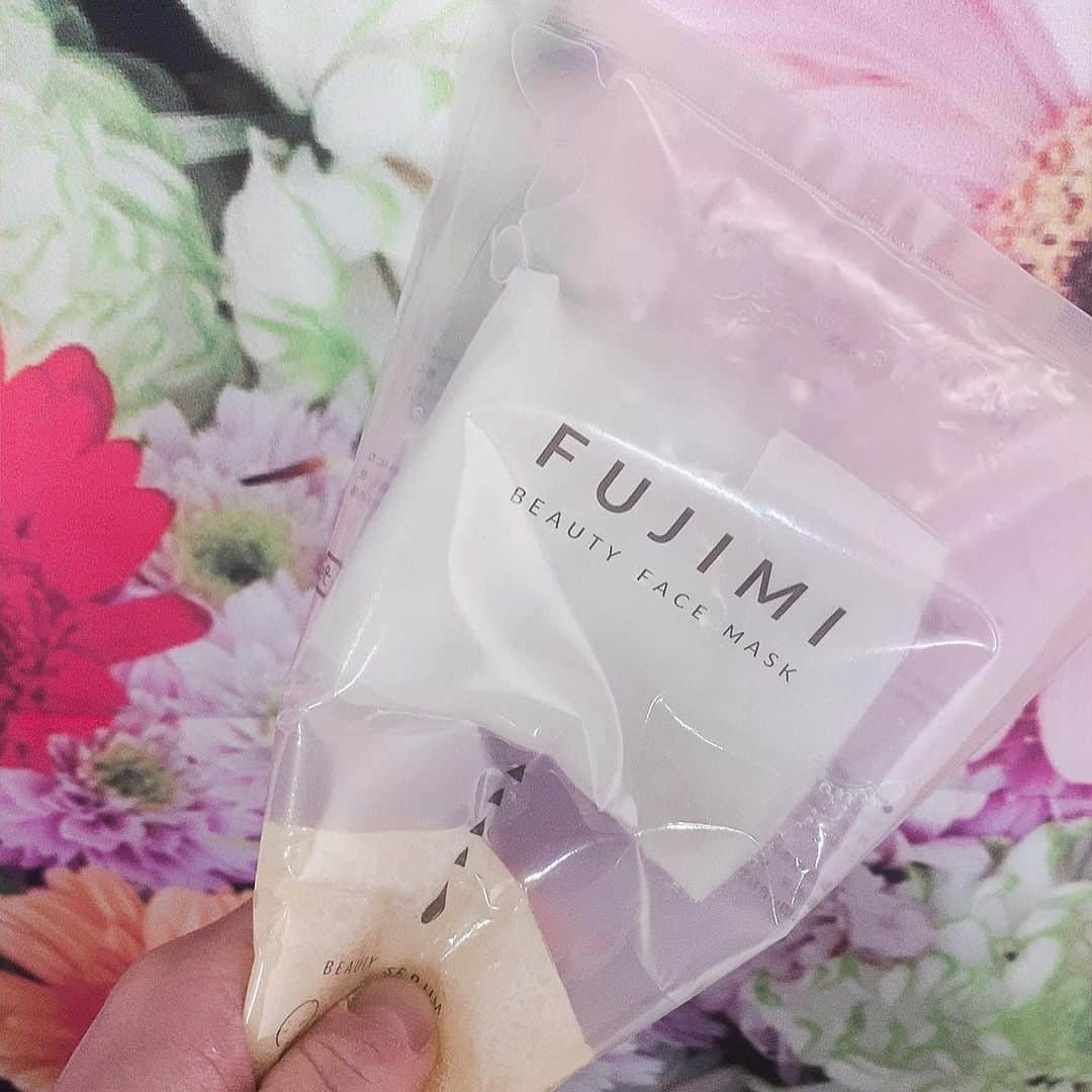 矢沢なりさんのインスタグラム写真 - (矢沢なりInstagram)「パーソナライズマス『FUJIMI』💕鬼リピ中です(*´꒳`*) この日は撮影前だったのでもちろんふんだんに美容液をお肌に染み込ませました🥺🎀 前回同様現状の悩みをスマホでポチポチ打ち込みながら(サプリもそうなんだけど)、さらに喫煙の有無とか日差しをよくあびるかとかトータル診断して私にはこよシートマスクがピッタリです！って診断が出てきて納得してから購入できるよ🎀🎀🎀  び、美容液がとてもたっぷりだったからパックした後もひたすら叩き込んで、それでもまだまだひたひただったからデコルテから腕から指先までパタパタしました🤣💕 この時期暖房とかで乾燥するからお肌の大敵🤦🏼‍♀️ 今ステイホームでもあるし、今あまり日差し浴びるのが少ない今こそお手入れにかなり力入れるべきなんじゃ...!!!と考えているなりです🐰💕 fujimi officialアカウントからも見れるから見てみてねっ🥰 綺麗になる為に頑張るぞーっ(๑•ㅂ•)و✧  #pr #FUJIMI ＃美容＃パーソナライズサプリ＃パーソナライズマスク#パック#美容パック#美容液#今だからこそ美容#今だからこそ美肌#乾燥肌#シートマスク#おうちで綺麗になろう#モデル#矢沢なり  @fujimi_official」12月20日 23時15分 - nari_yazawa