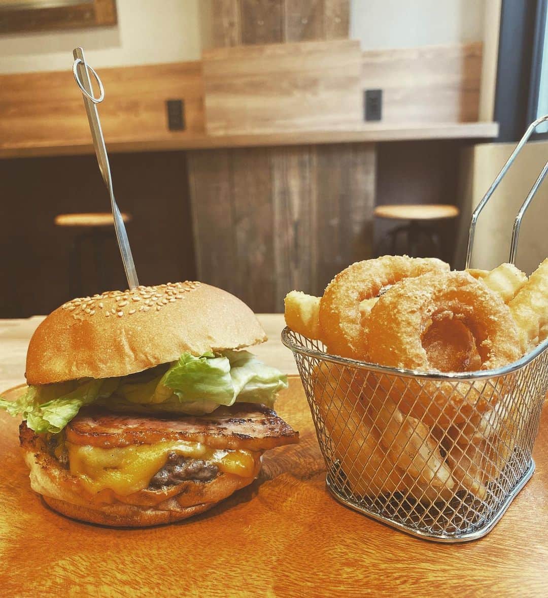 Gabrielaさんのインスタグラム写真 - (GabrielaInstagram)「銀座にオープンした　@jutheburger_higashi_ginza でランチ！ ジャンクフードは大好きで、よく食べますが、 こちらのバーガーの美味しさと食べやすさにかんどうです🥰 余分な物が入ってなくて、良き！ 今回はベーコンチーズバーガー😊💕 . Almoço na nova lanchonete, Ju the Burger em higashi Ginza! . Lunch at the new burger restaurant in Ginza, Ju the Burger! . .  @jutheburger_higashi_ginza #jutheburger_higashi_ginza #jutheburger_higashiginza #ジューザバーガー #東銀座カフェ #東銀座ランチ #4bwatches #blackbybluebrave #腕時計　#時計　#クリスマス　#プレゼント」12月20日 23時18分 - rkgabriela