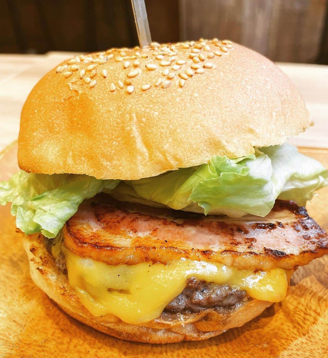 Gabrielaさんのインスタグラム写真 - (GabrielaInstagram)「銀座にオープンした　@jutheburger_higashi_ginza でランチ！ ジャンクフードは大好きで、よく食べますが、 こちらのバーガーの美味しさと食べやすさにかんどうです🥰 余分な物が入ってなくて、良き！ 今回はベーコンチーズバーガー😊💕 . Almoço na nova lanchonete, Ju the Burger em higashi Ginza! . Lunch at the new burger restaurant in Ginza, Ju the Burger! . .  @jutheburger_higashi_ginza #jutheburger_higashi_ginza #jutheburger_higashiginza #ジューザバーガー #東銀座カフェ #東銀座ランチ #4bwatches #blackbybluebrave #腕時計　#時計　#クリスマス　#プレゼント」12月20日 23時18分 - rkgabriela