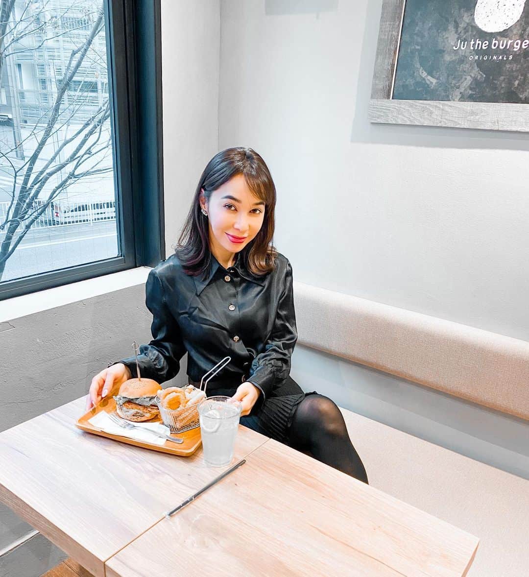 のインスタグラム：「銀座にオープンした　@jutheburger_higashi_ginza でランチ！ ジャンクフードは大好きで、よく食べますが、 こちらのバーガーの美味しさと食べやすさにかんどうです🥰 余分な物が入ってなくて、良き！ 今回はベーコンチーズバーガー😊💕 . Almoço na nova lanchonete, Ju the Burger em higashi Ginza! . Lunch at the new burger restaurant in Ginza, Ju the Burger! . .  @jutheburger_higashi_ginza #jutheburger_higashi_ginza #jutheburger_higashiginza #ジューザバーガー #東銀座カフェ #東銀座ランチ #4bwatches #blackbybluebrave #腕時計　#時計　#クリスマス　#プレゼント」