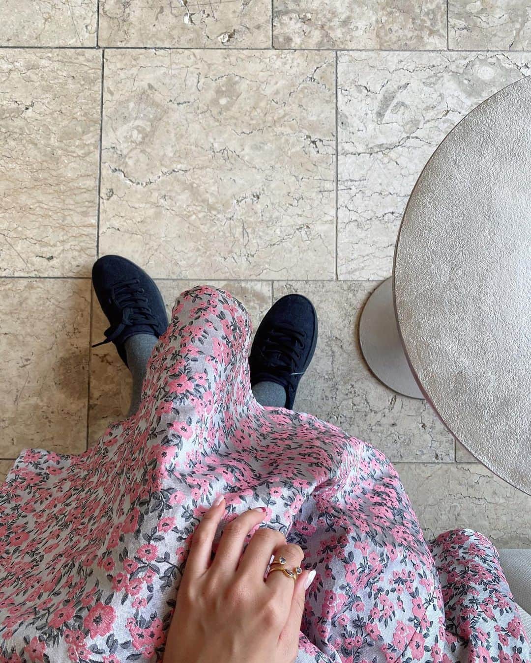 Risako Yamamotoさんのインスタグラム写真 - (Risako YamamotoInstagram)「gray&pink day🐭💗 今年アメリカから上陸した @allbirds  元々はランニングシューズを愛用していて、最近のお気に入りはニットも♡  デイリー使いのスニーカーが世界一快適と聞いて、履いてみたらあまりの軽さに衝撃を受けました🥲✨  靴紐はペットボトルの再生プラスチック、ソール部分も植物油を原料🌿 の天然素材から出来たサスティナブルなブランド🌍  #ootd #fashion #coordinate #allbirds #オールバーズ」12月20日 23時28分 - risako_yamamoto