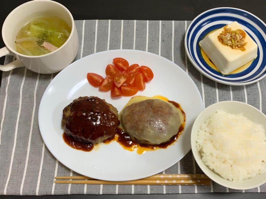 のインスタグラム：「. . . . . さっきの夕ご飯🍴 . . . ☑︎ハンバーグ&チーズハンバーグ . ☑︎ごはん . ☑︎キャベツと玉ねぎとベーコンのコンソメスープ . ☑︎冷奴 . ☑︎ミニトマト . . . 久々にハンバーグ作ったけど、すごーく美味しく出来ました!! . . いっぱい作って冷凍して作り置きも出来たから満足っ🍴♥︎ . . 今回はデミグラスソースで...☾ . . . #自炊生活 #自炊女子 #料理写真 #夕飯のおかず #夕ご飯 #ハンバーグ #ハンバーグ定食 #手作りハンバーグ #デミグラスソース #コンソメスープ #冷奴 #洋食 #おつまみ #小林ごはん #てづくりごはん365」
