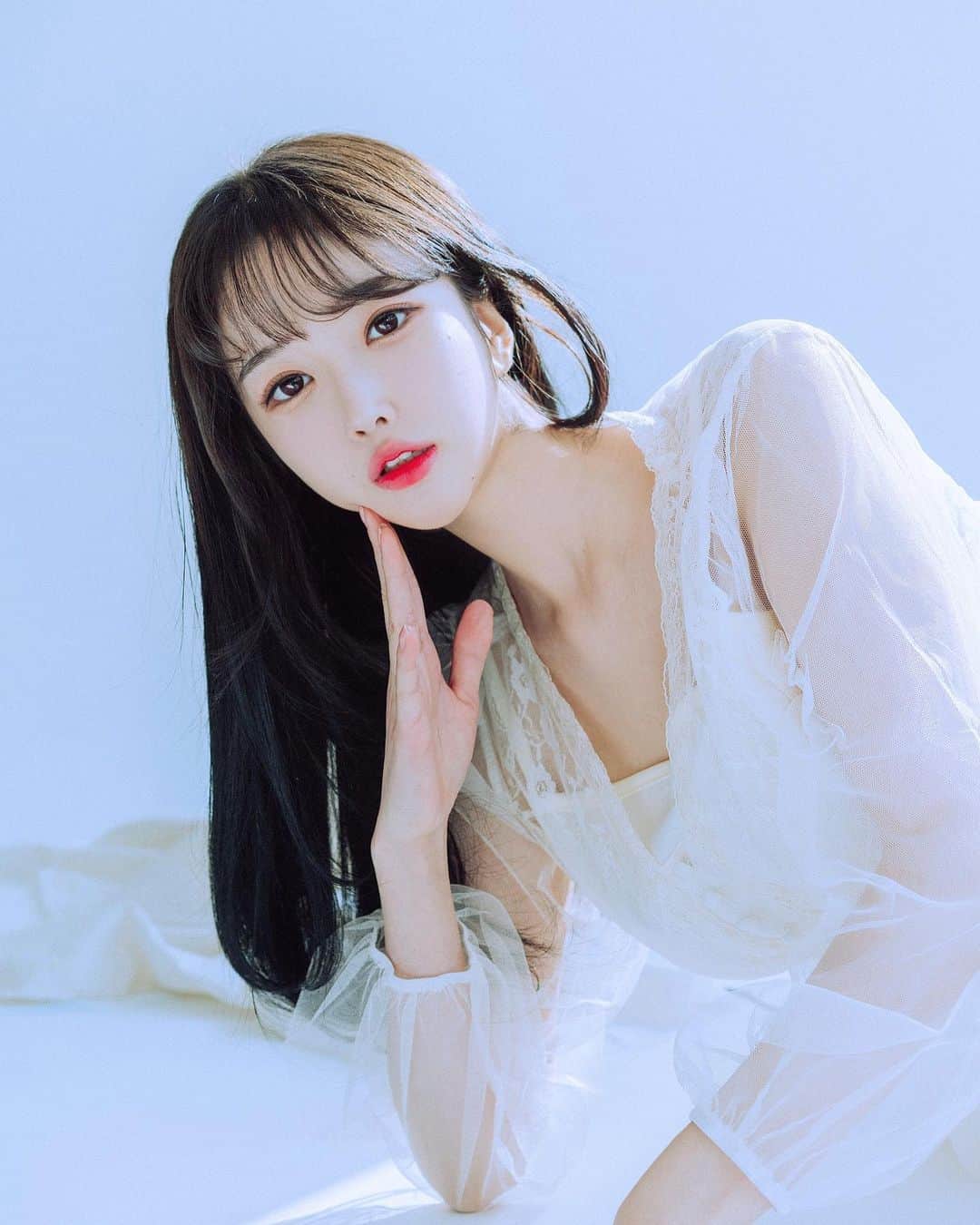 ハ・ウネのインスタグラム：「코로나 지겨웡. 😭#코로나」