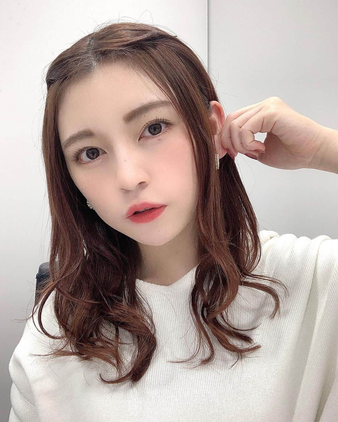 廣川奈々聖のインスタグラム：「珍しくおでこ🦔🦔 ﻿ 自分で見ても何とも思わないけど﻿ 人から見たらだいぶ新鮮なんだろうなあ〜☁️笑 ﻿ ﻿ ﻿ ﻿ ﻿ ﻿ ﻿ #デコ出し#前髪アレンジ#簡単ヘアアレンジ」