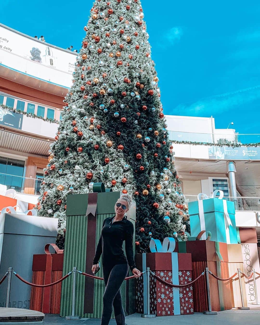 Kindly Myersのインスタグラム：「It’s beginning to look a lot like Christmas.」