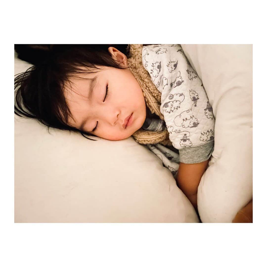 柏木作夢さんのインスタグラム写真 - (柏木作夢Instagram)「年の瀬に  息子の寝顔で  小休憩  ［心の俳句］ ・・・ #景色#息子#寝顔#すやすや#1歳#男の子#愛おしい#子供のいる暮らし#こどものいる暮らし #family#son#zzz#sleep#Jr#Keshiki#photooftheday#mood#love#instadaily#l4l#f4f#instagood#師走#12月#年の瀬#癒し #lovely#pic#mylife#loveyou」12月20日 23時32分 - samukashiwagi