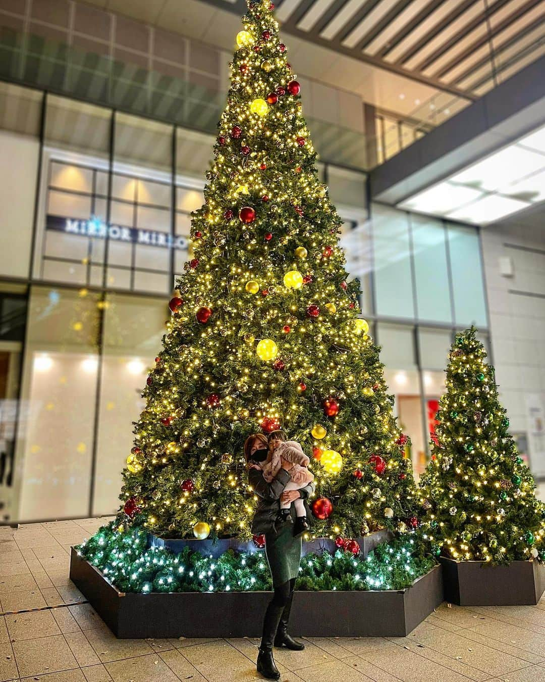 DJ YURiAさんのインスタグラム写真 - (DJ YURiAInstagram)「🎄🎄🎄 　﻿ 可愛いツリー発見💕﻿ ﻿ 1番好きなツリーは恵比寿の﻿ ガーデンプレイスなのですが﻿ 今年は小さいらしく🥺﻿ ﻿ ﻿ 夜に全然お出掛けしてなかったので 大きなツリーがキラキラなだけで 嬉しい&感動🥺  ﻿ 王道のでっかいのが好きだなぁ🥰﻿ ﻿ ﻿ ﻿ ﻿ #christmas﻿ #christmastree #クリスマスツリー #🎄 ﻿」12月20日 23時33分 - djyuria