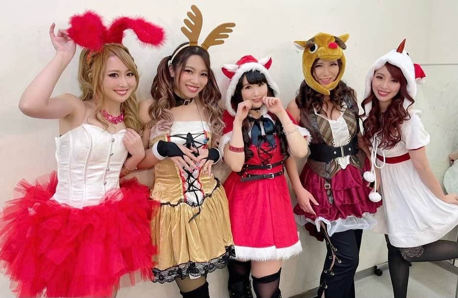 Marinaさんのインスタグラム写真 - (MarinaInstagram)「最後はみんなで楽しく締めくくりたく、クリスマスも近いと言う事でクリスマス衣装に🤶みんな個性が爆発してます！笑　  #キャラ渋滞  #Aldious #AldiousRin #AldiousYoshi #AldiousToki #AldiousSawa #AldiousMarina #metal #music #femalemusician #Japan #christmas #xmas」12月20日 23時33分 - aldiousmarina