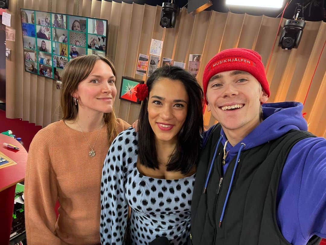 フェリックス・サンドマンのインスタグラム：「SISTA TIMMARNA NU!!! Snart är veckan som kommer bli ett minne för livet slut. Snart räknas pengarna. Vi gör ALLT vi kan, fortsätt göra allt ni kan, allt ni har råd med, för att engagera er i @musikhjalpen och för att INGEN MÄNNISKA SKA LÄMNAS UTAN VÅRD! Det är så så mycket kärlek. Saknar ord (har gjort slut på dom denna vecka haha) TILLSAMMANS KAN VI! Önska låt eller släng pengar i någon av min bössor eller vilken bössa som helst! Gå in på Musikhjälpen.se <3」