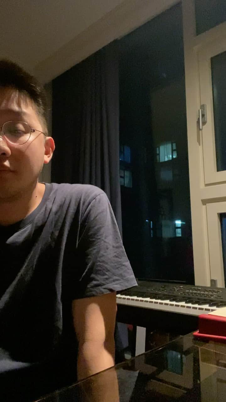 パク・ヨンインのインスタグラム：「사랑하는 꼬북이에게.  안녕 귀여운 내 친구야 멀리 뱃고동이 울리면 네가 울어주렴 아무도 모르게 모두가 잠든 밤에 혼자서  안녕 내 작은 사랑아 멀리 별들이 빛나면  네가 얘기하렴 아무도 모르게 울면서 멀리 멀리 갔다고」