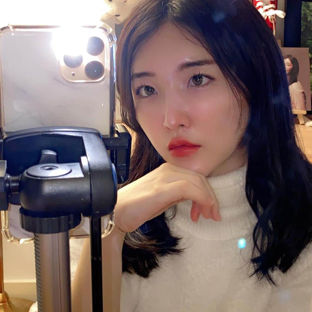 ゆかさんのインスタグラム写真 - (ゆかInstagram)「上唇をすこーしオーバーリップ気味にするのにハマっている💄 윗 입술?을 살짝 오버립으로 표현해주는거에 빠진 요새💄 . . #selfie #mirrorselfie #毎日メイク　#韓国メイク　#메이크업 #셀카 #유카 #yuka」12月20日 23時35分 - bjyuka