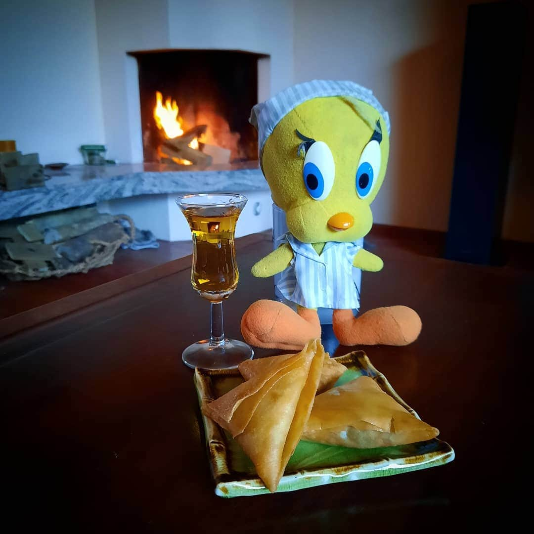 Little Yellow Birdさんのインスタグラム写真 - (Little Yellow BirdInstagram)「Samosa Sunday! Enjoy your evening, everyone! #littleyellowbird #tweety #tweetykweelapis #adventures #yellow #bird #weekend #sunday #sundayevening #happyhour #fireplace #woodfire #openhaard #haardvuur #samosas #indianfood #snack #jenever #zuidam #vecht #stuffedanimalsofinstagram #plushiesofinstagram」12月20日 23時36分 - tweetykweelapis