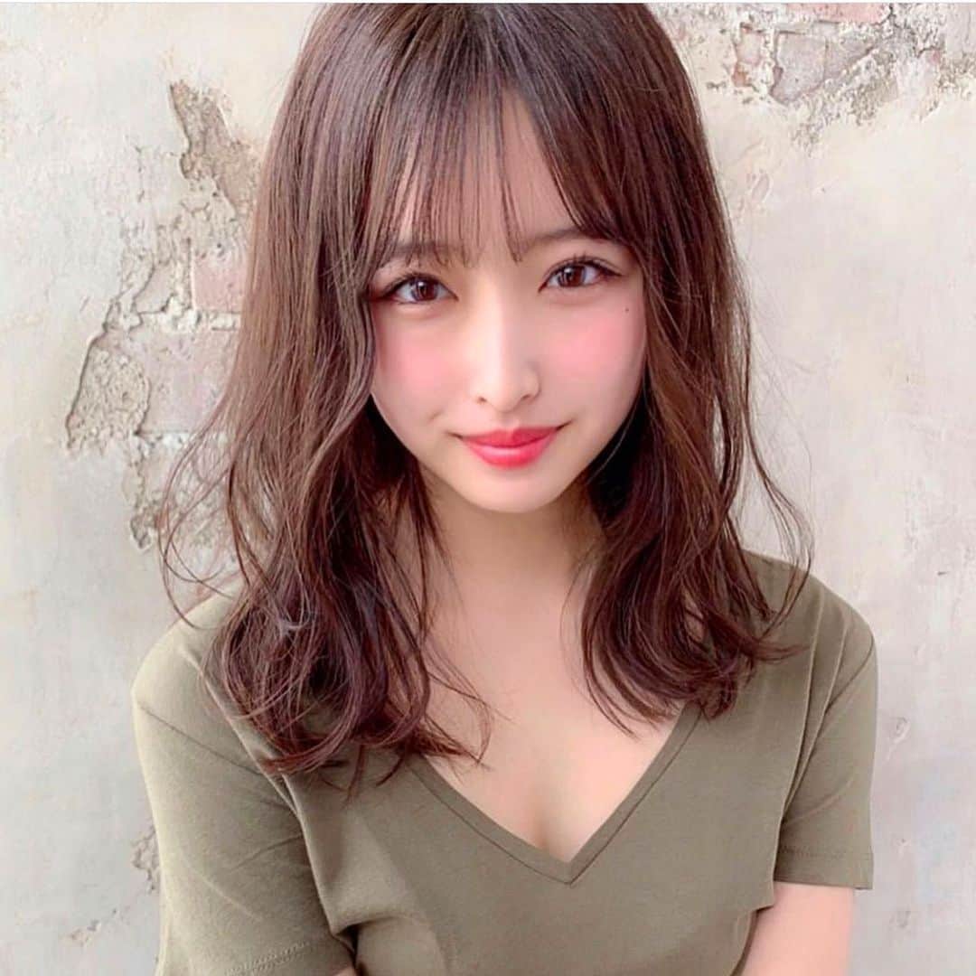 及川天和さんのインスタグラム写真 - (及川天和Instagram)「可愛い子はみんなしてる前髪うすめセミロングヘア！﻿ ﻿  いつもたくさん見て頂きありがとうございます🙇﻿ ﻿ カラーはラベンダーを少しいれて﻿ ﻿ 可愛いラベンダーベージュカラー！！﻿  全体の毛先を外ハネになるように平巻きにて、パーマやヘアアイロンでオッケー。﻿ ﻿ ドライ後、毛先をメインにシアバターを﻿ もみ込んで束感を出し、片サイドを軽く耳かけに。﻿ ﻿ ヘアアイロンを使わなくても﻿ 毛先にラフな動きが出るので、忙しい人も﻿ 不器用さんも毎日簡単に大人カジュアル﻿ ﻿ ﻿ 簡単に作れるのがてんさんスタイルのポイント!﻿」12月20日 23時36分 - tenhouo