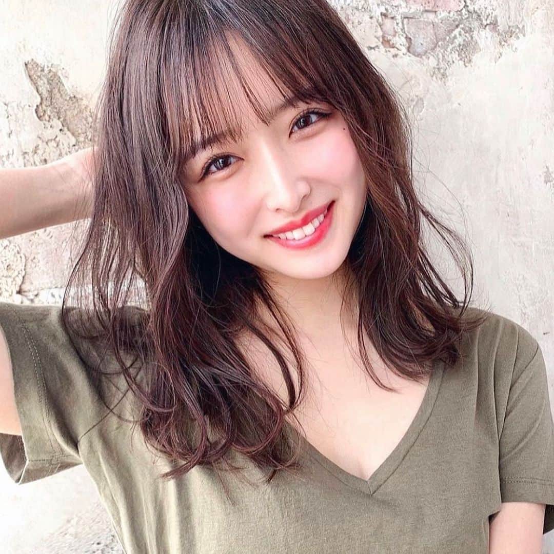 及川天和さんのインスタグラム写真 - (及川天和Instagram)「可愛い子はみんなしてる前髪うすめセミロングヘア！﻿ ﻿  いつもたくさん見て頂きありがとうございます🙇﻿ ﻿ カラーはラベンダーを少しいれて﻿ ﻿ 可愛いラベンダーベージュカラー！！﻿  全体の毛先を外ハネになるように平巻きにて、パーマやヘアアイロンでオッケー。﻿ ﻿ ドライ後、毛先をメインにシアバターを﻿ もみ込んで束感を出し、片サイドを軽く耳かけに。﻿ ﻿ ヘアアイロンを使わなくても﻿ 毛先にラフな動きが出るので、忙しい人も﻿ 不器用さんも毎日簡単に大人カジュアル﻿ ﻿ ﻿ 簡単に作れるのがてんさんスタイルのポイント!﻿」12月20日 23時36分 - tenhouo