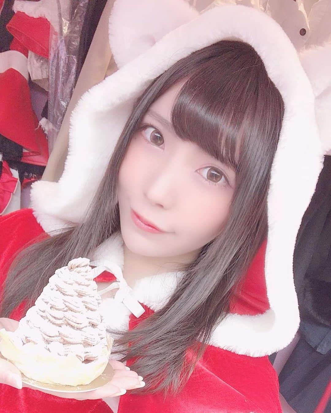 のインスタグラム：「. . ツリー🎄のモンブラン可愛い💓 季節のケーキ🍰のデザインって こだわってて好き🥰✨ . 今年はサンタさんくるかなぁ？🥰 . . 猫耳サンタさんはいかがですか？🥺💓 . . #猫耳 #ねこみみ #サンタ #サンタコス  #サンタコスプレ #めりーくりすます  #メリークリスマス #モンブラン  #merrychristmas #christmas」