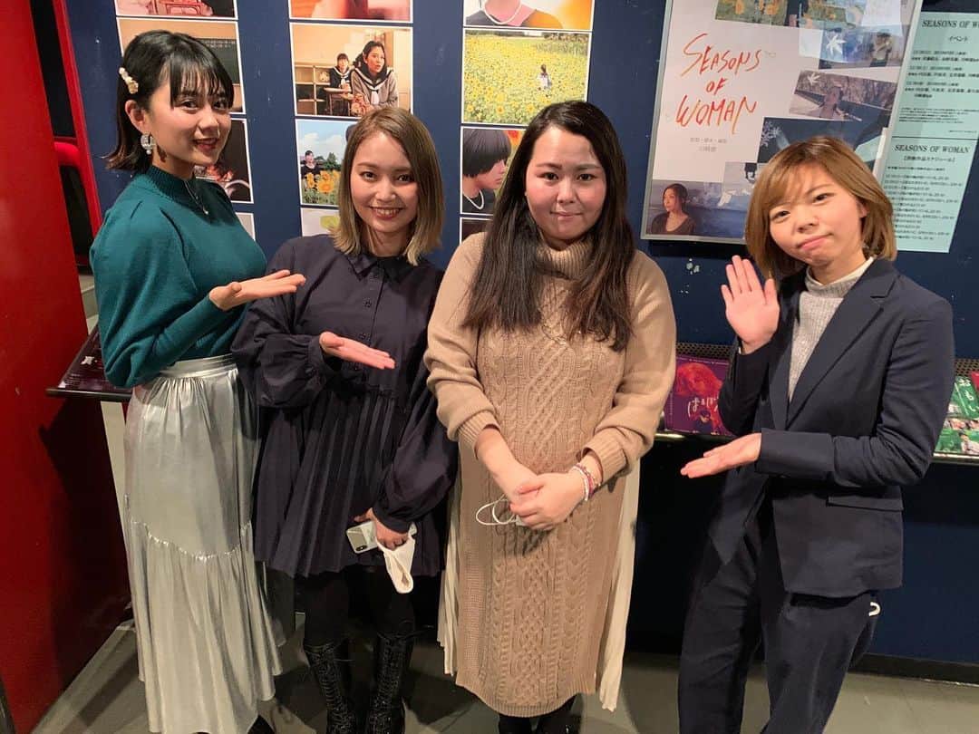 金野美穂のインスタグラム：「SEASON of WOMAN  舞台挨拶無事に終えることができました！！  ご来場頂きありがとうございました🥰✨  私も初めて作品を見ましたが、 とても素敵な映画でした。  撮影当時の16歳から23歳の間に 進路や人間関係に悩んだり、 周りが結婚したりと、 過ぎてく景色は変わっていくのに、私は一人取り残されてるなぁと感じることがありました。  しかし 今もこうして女優として皆様の前に立てていることがとても嬉しいです。  これからも、この先も女性としても女優としても輝いていたいし、笑顔で生きていきたいです✨  楽しみ！！！  主演の斉藤結女ちゃんは今日をもってまた新たな道に進みます✨  少し寂しさもありますが、 それぞれの道でお互いに頑張っていけたらと思います😌💪  人生って面白いなぁ。  　 30日まで公開しています！ 是非劇場でご覧ください。  #seasonsofwoman #笑女クラブ  #川崎寮」