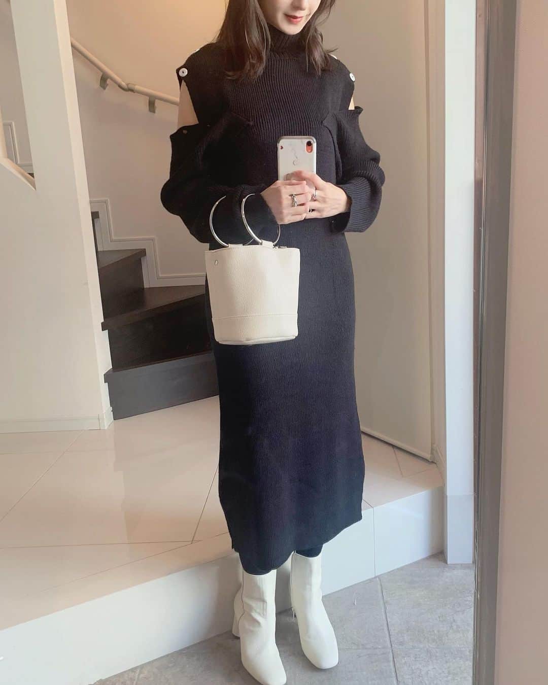 乙黒えりのインスタグラム：「一瞬肩出してみたけど、  寒くて即断念してボタンかけて肩隠した😂  #ヴェルベットスキン　から1週間、お肌が生まれ変わったみたいに柔らかくなって、すごい調子いいです！！顎のニキビ痕も薄くなってた！  これは癖になりそう。 またいつかリピートしたいです。  #ニットワンピース @nydollnydoll  #bag @blanc_official.jp  #boots @atelier_brugge  #今日はシャンメリで乾杯🥂 #クリスマスウィーク楽しみですね」