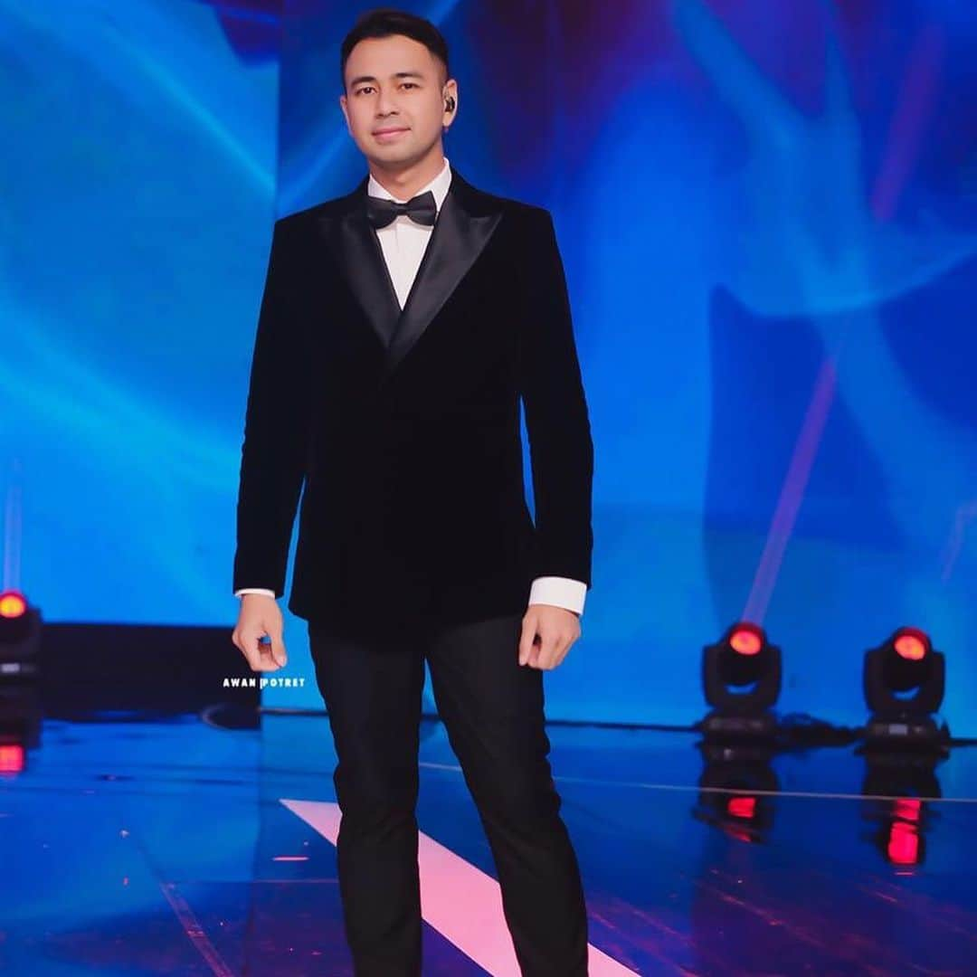 Raffi Ahmadさんのインスタグラム写真 - (Raffi AhmadInstagram)「Cowo-Cowo Ber-Jas Hitam ⭐️❤️ Kiss awards 2020 @indosiar Suit custom made By : @sasdesigns @rakeshd18  Styled @wanda_haraa  📷 by : @awanpotret17  #wandaharaaproject」12月20日 23時47分 - raffinagita1717