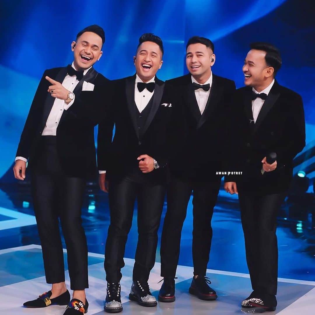 Raffi Ahmadさんのインスタグラム写真 - (Raffi AhmadInstagram)「Cowo-Cowo Ber-Jas Hitam ⭐️❤️ Kiss awards 2020 @indosiar Suit custom made By : @sasdesigns @rakeshd18  Styled @wanda_haraa  📷 by : @awanpotret17  #wandaharaaproject」12月20日 23時47分 - raffinagita1717