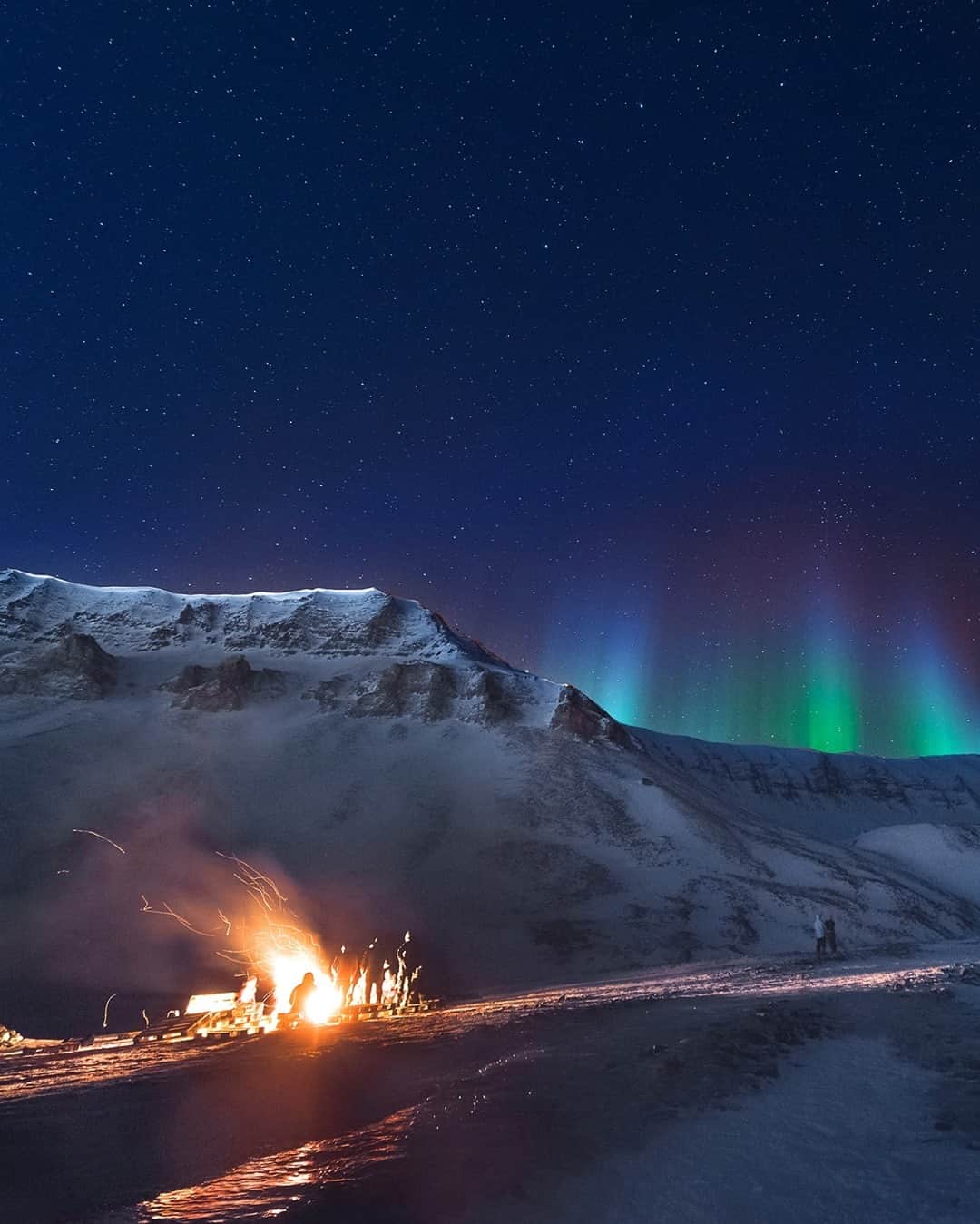 Airbnbのインスタグラム：「“When you’re out there, you feel totally alone,” says Madeleine Daiane (@discoversvalbard), host of our northernmost listing––Tommy’s Lodge in Svalbard, a snowy Norwegian archipelago where the polar night means 24/7 darkness for months every winter. “You see nothing, hear nothing. If it’s cloudy, it’s completely black. Otherwise, the stars and moon light up the landscape just enough to see the contrast of the mountains. When the northern lights dance crazy in the sky, they remind you that there is so much more out there than yourself.”」
