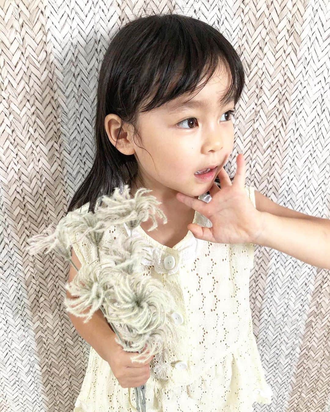 のインスタグラム：「『ふわふわうずまき』まぢで好き。 こんなポーズもできちゃうお年頃。 #フェイクグリーン #インテリアグリーン #fakegreen #interiorgreen #zakka #造花 #アーティフィシャルフラワー #artificialflower #4歳」