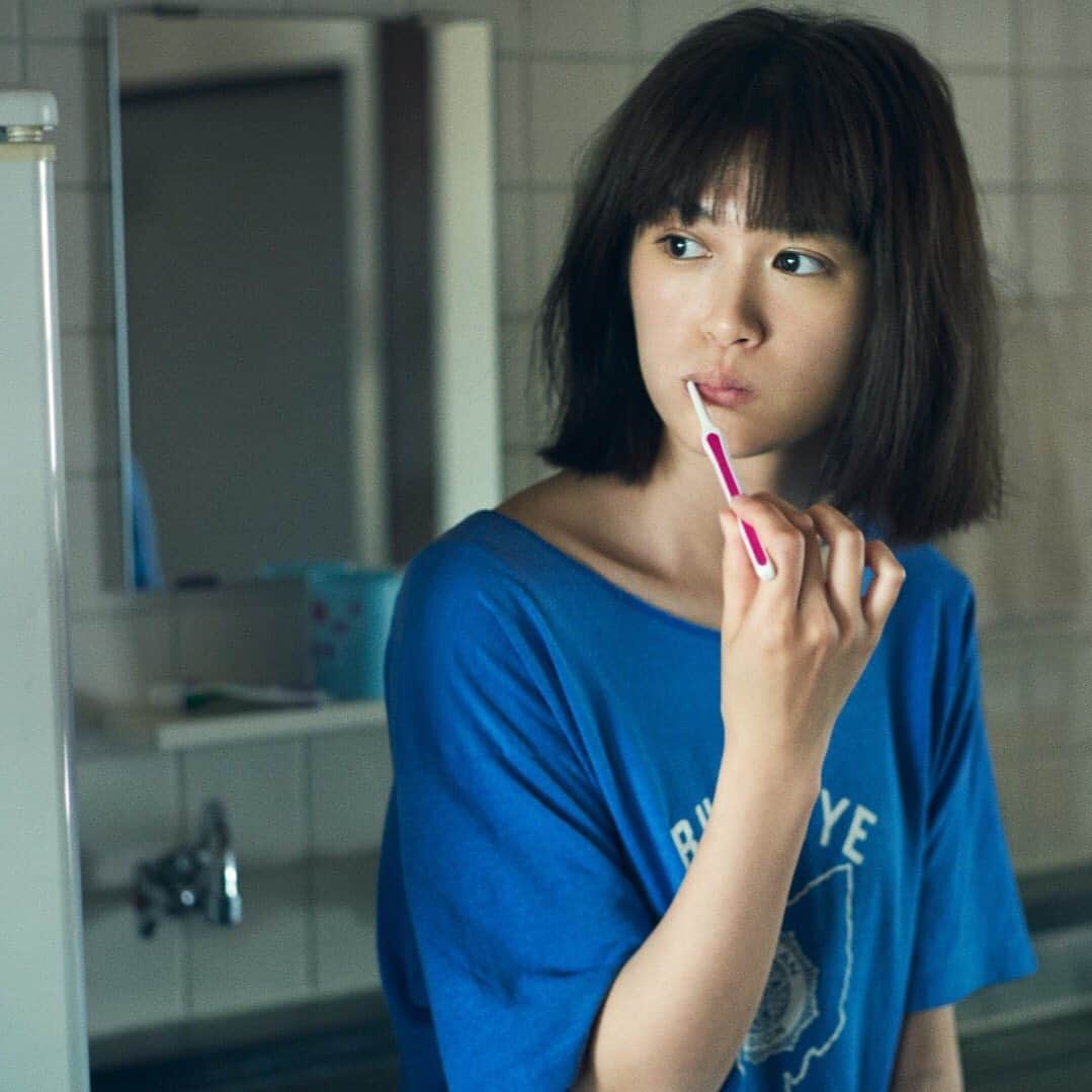 【公式】ペアーズ:恋愛マッチングサービスのインスタグラム：「今どき男女6人の恋愛のペースを描いた Pairs新ビジュアルが公開👏  ーーーーーーーーー 恋のペースなんて、人それぞれ。  じっと待つ人もいれば、 どんどん探しにいく人もいるし、 ゆっくり育てていく人もいれば、 ズキュンと落ちる人もいる。  どれがエラいとか、どれが正解とか、 本当は全然関係なくって。  無理せず、我慢せず、背伸びせず。 自分の理想の恋を、 自分のペースで始められたら。  マイペースに、マイペアーズ。 ーーーーーーーーー  #恋は待つ派 #小西桜子 @sakurako_kns  #マイペースにマイペアーズ #pairs」