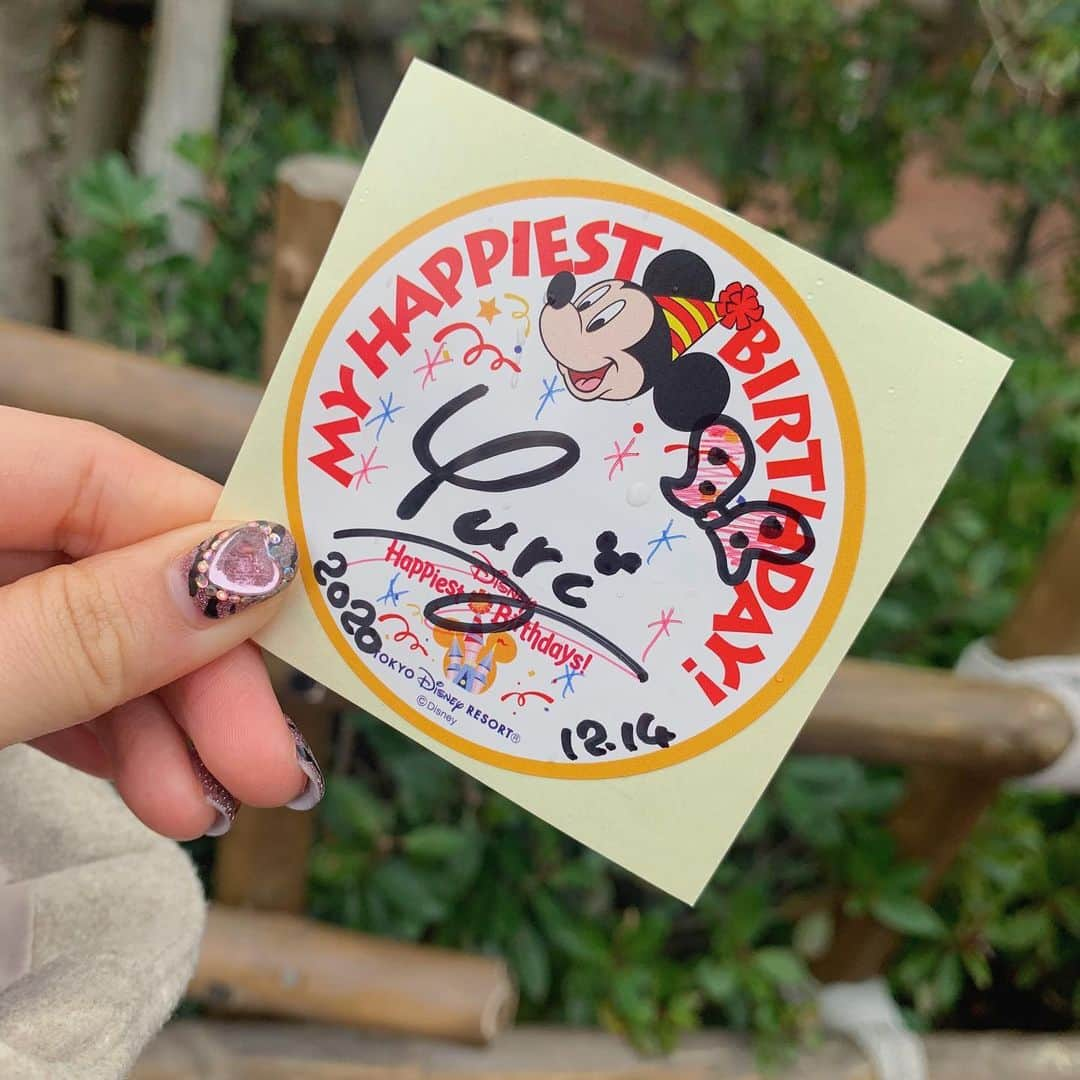 平野友里（ゆり丸）さんのインスタグラム写真 - (平野友里（ゆり丸）Instagram)「🎂  #tokyodisneyland 🏰❤︎  おねえさん、日付はどうしますか？ ってちゃんとお誕生日の日付 書いてくれたやさしい世界🥺🤍  これつけてると色んなキャストさんが おめでとうって声かけてくれるから 主役みたいでうふふになるよね☺️🍥  ・ ・ ・ ・  #tokyodisneyresort #disneyland  #ディズニー #ディズニーランド  #ディズニー風景 #誕生日ディズニー  #誕生日ディズニーランド #バースデーディズニー #夢の国 #夢の国🐭 #夢が叶う場所 #夢がかなう場所 #ゆめがかなう場所 #インスタ映え #ゆり丸」12月20日 23時55分 - yurimaruchan___