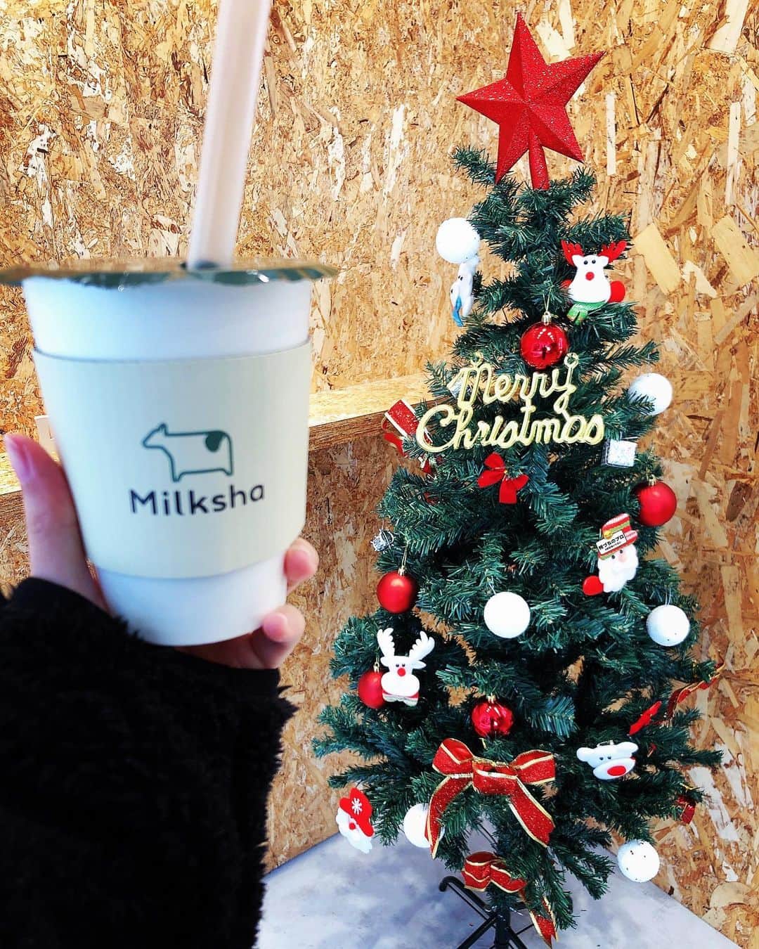 H-el-ical//さんのインスタグラム写真 - (H-el-ical//Instagram)「﻿ 街はクリスマスに染まっている…🎄﻿ 自分はライブに染まっている…🎶﻿ ﻿ Christmas mood in my town...🎄﻿ but l'm in concert mood...🎶﻿ ﻿ ﻿ #milksha﻿ #Christmas﻿ #咲_SHOW」12月21日 0時04分 - hikaru_0702_official