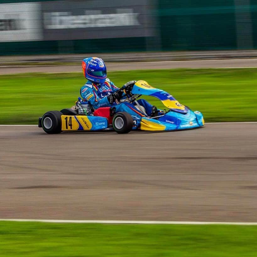 フェルナンド・アロンソのインスタグラム：「Nada puede superar esta combinación  @fa_alonsokart & @circuitomuseofa . 💙💛❤️. #karting #museoycircuitofernandoalonso #FAkart」