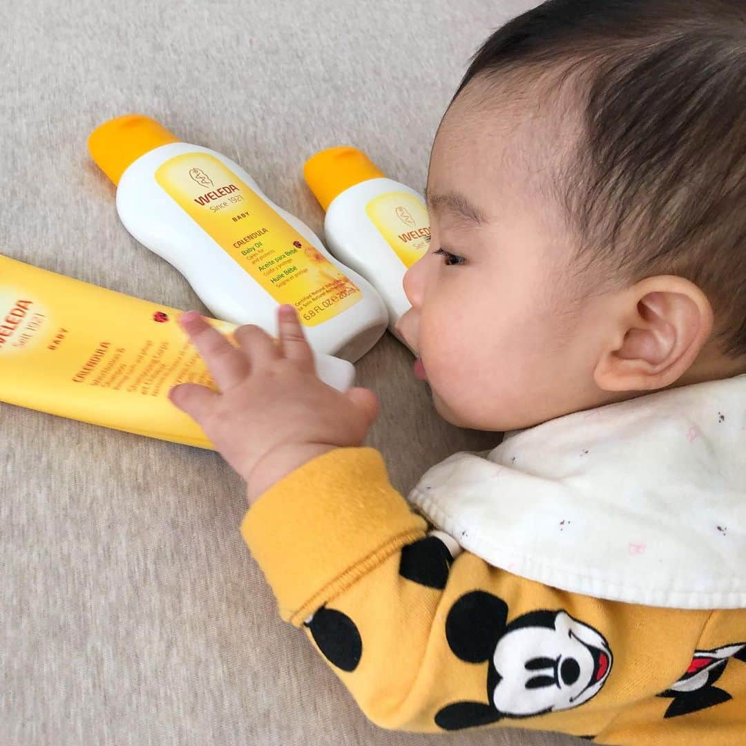 馬渕史香のインスタグラム：「9月末から始まったヴェレダベビーアンバサダープログラムも今日で最後！ ってことで、最後にもうひと投稿  妊娠・出産前から愛用してるweleda 息子も一緒に使えるシリーズがあるのって嬉しいよね☺️  @weleda_japan  #ヴェレダ #ヴェレダベビー #ヴェレダベビーアンバサダー #ヴェレダファンプログラム  #あしざわ家 #赤ちゃんのいる生活 #ずぼら主婦  #令和2年生まれ #5月生まれ #男の子ベビー #令和ベビー #babyboy #2020baby」