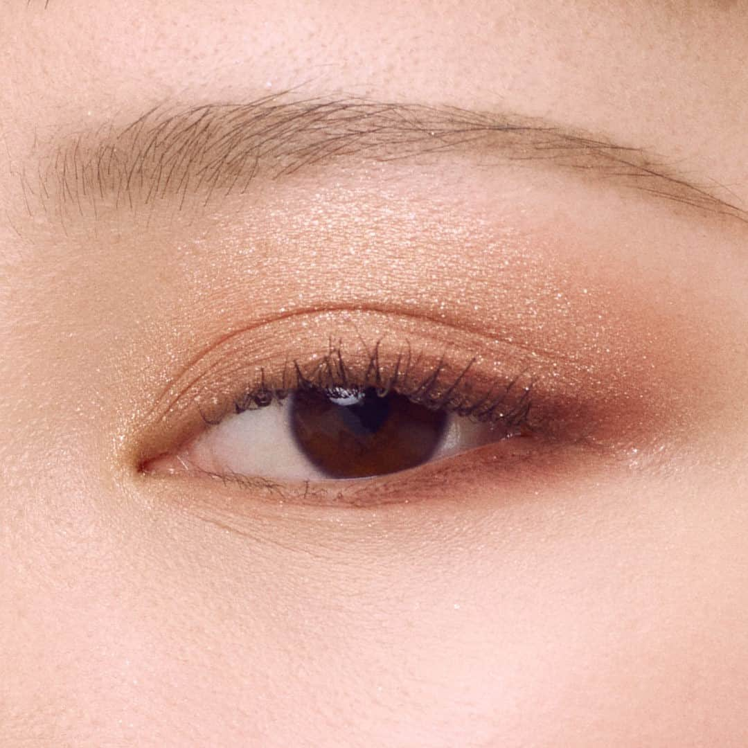 ボビイブラウンさんのインスタグラム写真 - (ボビイブラウンInstagram)「Revel in the luminous hues of the High Barre Eye Shadow Palette, starring poised pinks, sparkling pale golds and cool nudes.  #bobbibrown #luxeencoreholiday #eyeshadowpalettes #limitededition」12月21日 0時00分 - bobbibrown