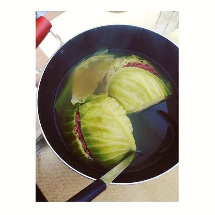 近藤笑菜のインスタグラム：「すっかりお鍋の季節だね🍲 ずっと鍋していたいけどずっと同じ鍋だと飽きるから、ネットとかで見て美味しそうな鍋メニューをストックする日々。 これはテレビで見て美味しそうで作ってみた、コンビーフキャベツ鍋🍖コンソメで煮込むの。〆はフランスパンとチーズ！うんま～～♡ . ドギマギしても心配でもなんでもやるだけやってみよ、な日々🎄 #おうちごはん #コンビーフキャベツ鍋」