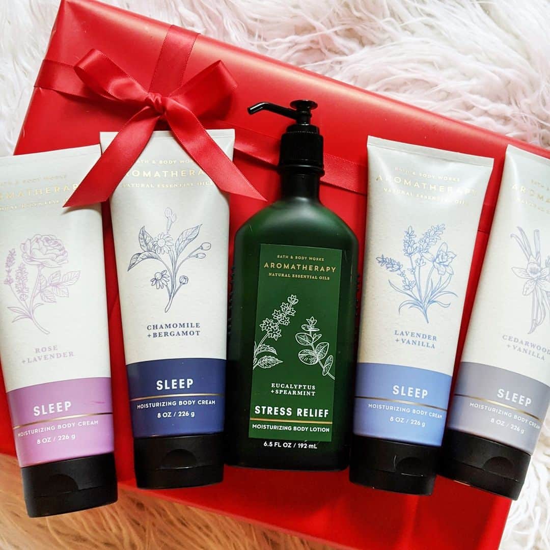 Bath & Body Worksさんのインスタグラム写真 - (Bath & Body WorksInstagram)「Check Santa-approved self-care gifts off your list with 5️⃣ NEW Aromatherapy blends! What’s your top gift pick 🎁 & which one are you keeping for yourself?」12月21日 0時00分 - bathandbodyworks