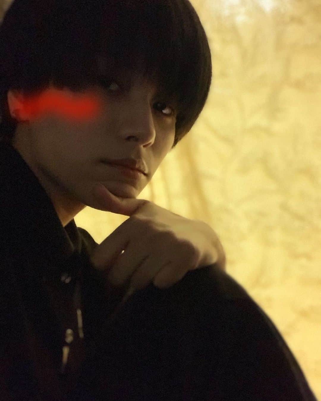 春川芽生のインスタグラム：「窓辺🌔 最近の写真のつもりだったけど、 もう9月だった🙋‍♂️」