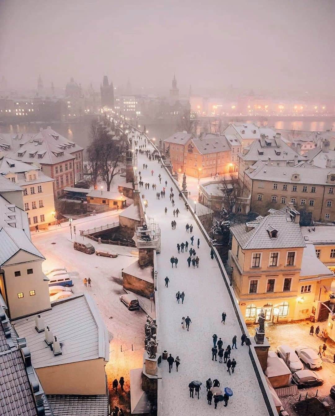 Architecture - Housesさんのインスタグラム写真 - (Architecture - HousesInstagram)「⁣ #Christmas is just around the corner 🎄  and in many cities around the world #buildings are dyed white. ⁣ ⁣ How amazing Prague looks all covered with snow ❄️? The bridge, the roofs, the skyline... all so beautiful and charming 🥰. Double tap if you love it! ❤️⁣ _____⁣⁣⁣⁣⁣⁣⁣ 📸  📍 Prague, Czech Republic⁣ #archidesignhome⁣⁣⁣ _____⁣⁣⁣⁣⁣⁣⁣ #architecture #architect #arquitectura #architettura #archilovers #architecturephotography #amazingarchitecture⁣ #archilovers #archigram #prague #winterarchitecture #architecturelovers #europe #europa #czechrepublic #xmas #christmastree」12月21日 0時00分 - _archidesignhome_
