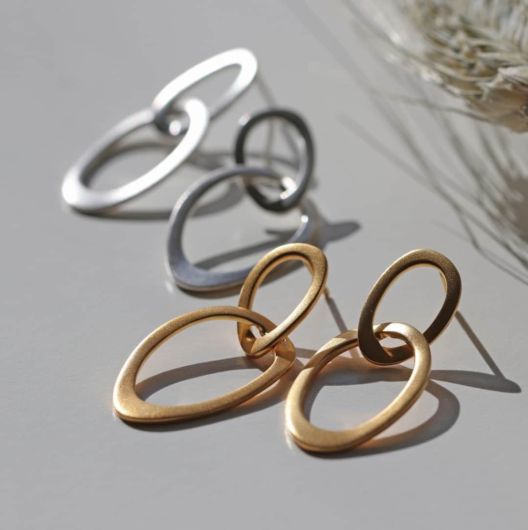 ジュリーサンドラゥさんのインスタグラム写真 - (ジュリーサンドラゥInstagram)「Ava Earrings - the perfect gift for Christmas ✨🎁⠀⠀⠀⠀⠀⠀⠀⠀⠀ ⠀⠀⠀⠀⠀⠀⠀⠀⠀ ⠀⠀⠀⠀⠀⠀⠀⠀⠀ #juliesandlau #juliesandlaujewelry #jewelry #ava #collection #gold #silver #styling #inpsiration #organic #forms」12月21日 0時01分 - juliesandlau