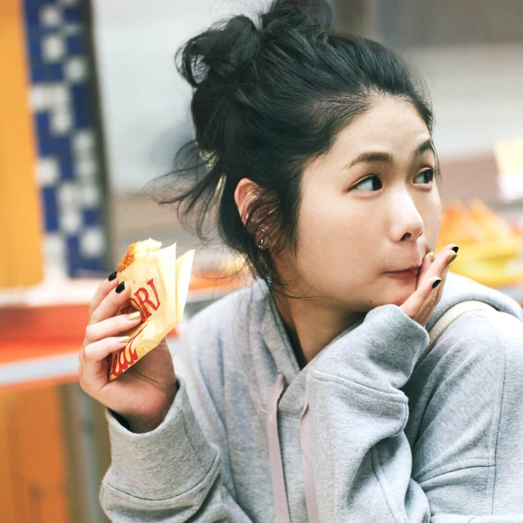 【公式】ペアーズ:恋愛マッチングサービスのインスタグラム：「今どき男女6人の恋愛のペースを描いた Pairs新ビジュアルが公開👏  ーーーーーーーーー 恋のペースなんて、人それぞれ。  じっと待つ人もいれば、 どんどん探しにいく人もいるし、 ゆっくり育てていく人もいれば、 ズキュンと落ちる人もいる。  どれがエラいとか、どれが正解とか、 本当は全然関係なくって。  無理せず、我慢せず、背伸びせず。 自分の理想の恋を、 自分のペースで始められたら。  マイペースに、マイペアーズ。 ーーーーーーーーー  #恋は育てる派 #小野花梨 #マイペースにマイペアーズ #pairs」
