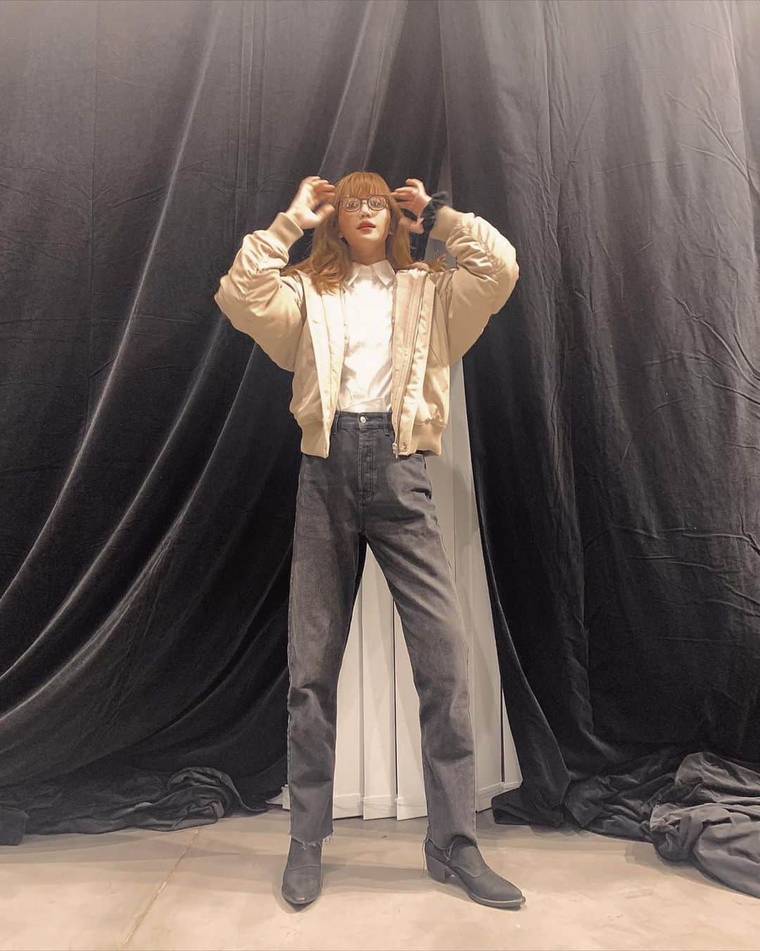 MACOのインスタグラム：「今日はライブ収録でした！ 楽しすぎたな〜♡ お片付けが終わったスタジオで 私服👩🏼‍💻 outer: @mercuryduo_com  shirt: @zara  pants: @zara  western boots: @fillthebill_mercantile   #ootd #私服」