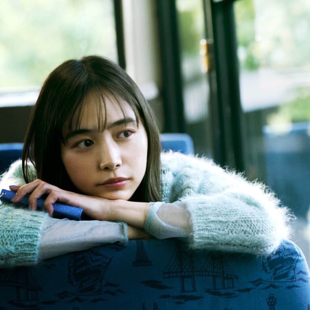【公式】ペアーズ:恋愛マッチングサービスのインスタグラム：「今どき男女6人の恋愛のペースを描いた Pairs新ビジュアルが公開👏  ーーーーーーーーー 恋のペースなんて、人それぞれ。  じっと待つ人もいれば、 どんどん探しにいく人もいるし、 ゆっくり育てていく人もいれば、 ズキュンと落ちる人もいる。  どれがエラいとか、どれが正解とか、 本当は全然関係なくって。  無理せず、我慢せず、背伸びせず。 自分の理想の恋を、 自分のペースで始められたら。  マイペースに、マイペアーズ。 ーーーーーーーーー  #恋は飛び込む派 #井桁弘恵 @igetahiroe23 #マイペースにマイペアーズ #pairs」