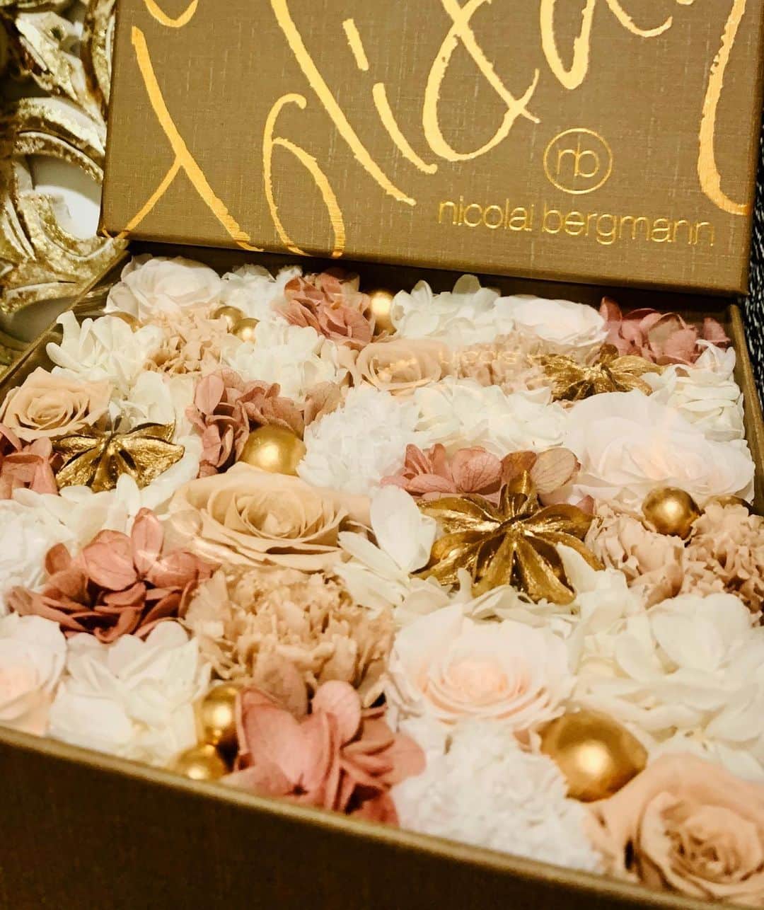 吉田玲奈さんのインスタグラム写真 - (吉田玲奈Instagram)「🌸🌼🌸 好みのアレンジの Flower Box BY nicolai bergmann  お誕生日当日に届くなんて素敵なことしてくださる✨😙ありがとうございます🌸 #nicolaibergmann  #大好きなお店 #flowershop  #Flower #flowerbox  #花が好き #ピンクベージュ #ピンクゴールド #ホワイト #好きな色 #嬉しいプレゼント  #ありがとうございます #お誕生日プレゼント #当日に届くサプライズ」12月21日 0時11分 - reina.yoshida.ciel.1218