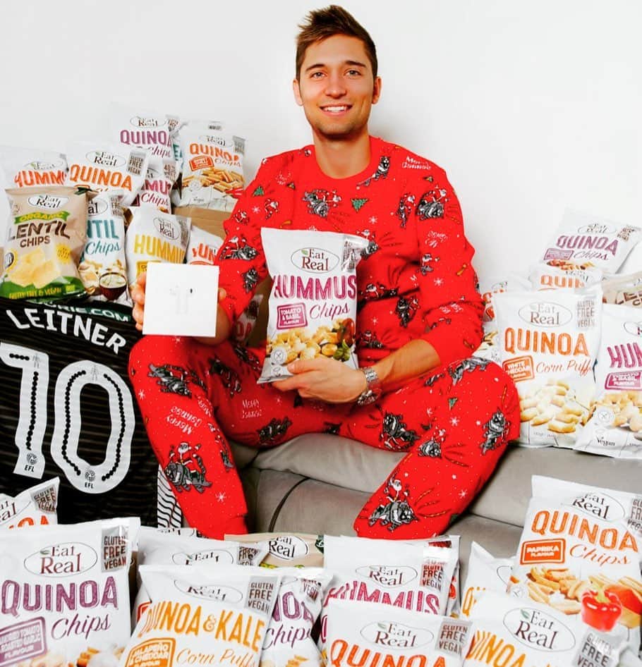 モリッツ・ライトナーのインスタグラム：「GIVEAWAY !!! 🎁🎄🎅🎁 Pünktlich zum 4ten Advent haben @eat.real__ und ich uns noch etwas für euch einfallen lassen. 🥇AirPods + Chips  🥈Signiertes Match Shirt + Chips  🥉Chips Box  Was du dafür tun musst?  Folgt @eat.real__ und @moleitner5 , verlinkt 2 Freunde & like den Beitrag.  Auslosung & Bekanntgabe am 25.12.20  Viel Glück 🍀 und einen schönen 4ten Advent 🕯 @eat.real__ & @moleitner5 = #vegan #glutenfrei #zuckerfrei #yummy   GIVEAWAY !!! 🎁🎄🎅🎁 Hey Folks,  Christmas special for you! My partner @eat.real__ and I decided to do this giveaway for you. 🥇AirPods + Chips 🥈Matchworn signed jersey + Chips 🥉Crisps Box  These are the conditions: follow @eat.real_ and follow me, tag two fellows & like the post. @eat.real__ & @moleitner5 = #vegan #glutenfree #sugarfree #yummy  Good luck 🍀」