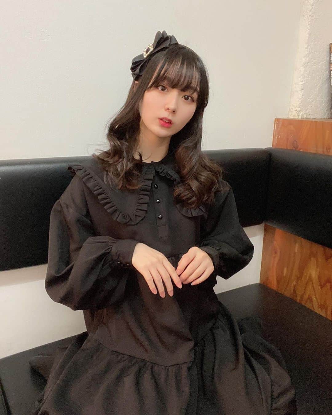 のインスタグラム：「. 今日はみゆちゃんの生誕ライブでした🍑 . おめかしこ〜！！！！ . 今日は久しぶりにまっくろももちゃんでしたっ . かしこ . #高田もも #かしこってなに #かしこ #あいどる #アイドル #idol #japaneseidol #カチューシャアレンジ #ワンピース #blackoutfit #instagood #instagram #ミスid2021 #ミスid #かみやど #ひらがなかみやど #生誕祭 #生誕」