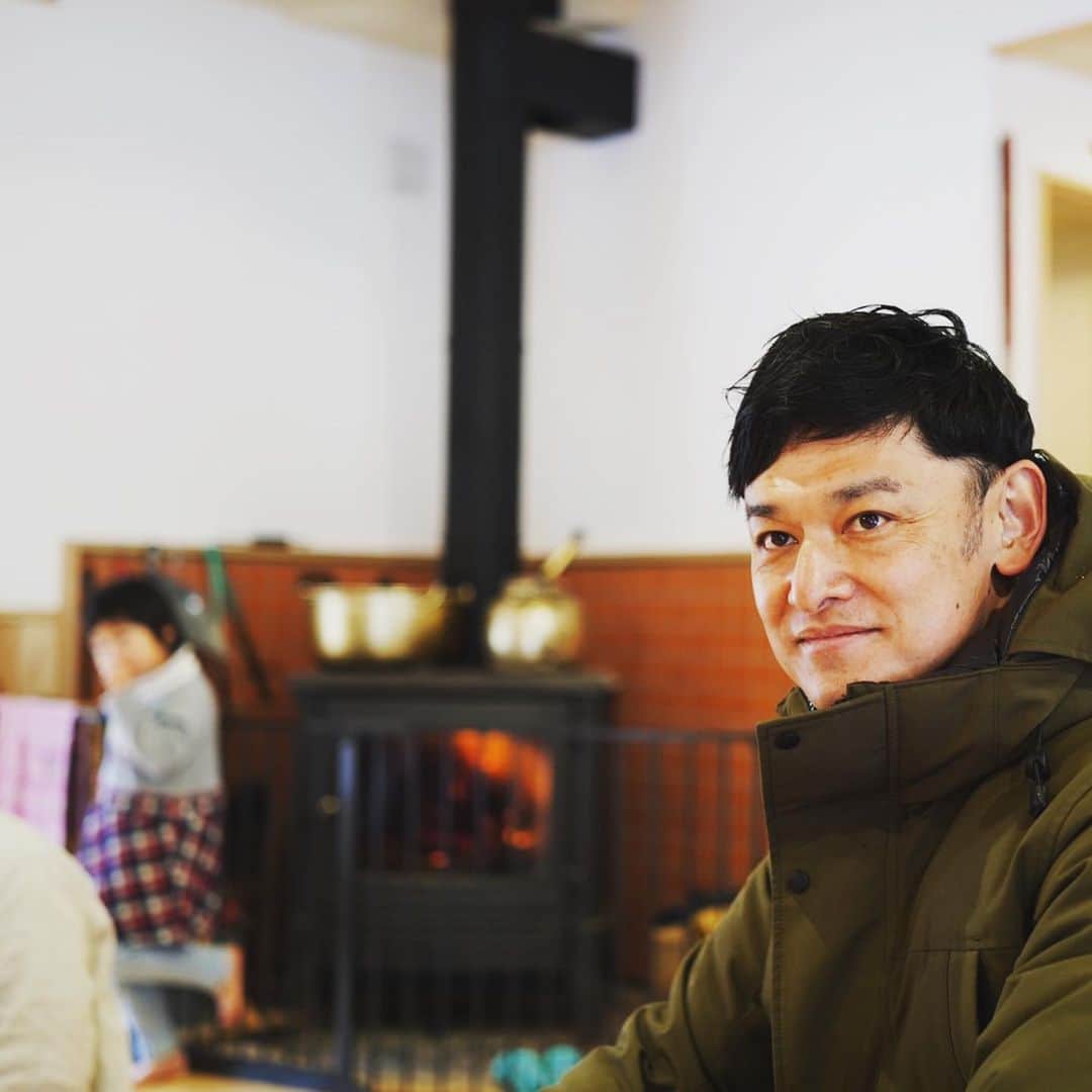 宮田麺児さんのインスタグラム写真 - (宮田麺児Instagram)「餅つき　後ろの方も　同じリズムで 動いてる  #餅つき」12月21日 0時06分 - miyatamenji