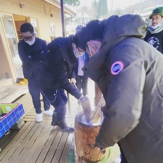 宮田麺児のインスタグラム：「餅つき　後ろの方も　同じリズムで 動いてる  #餅つき」