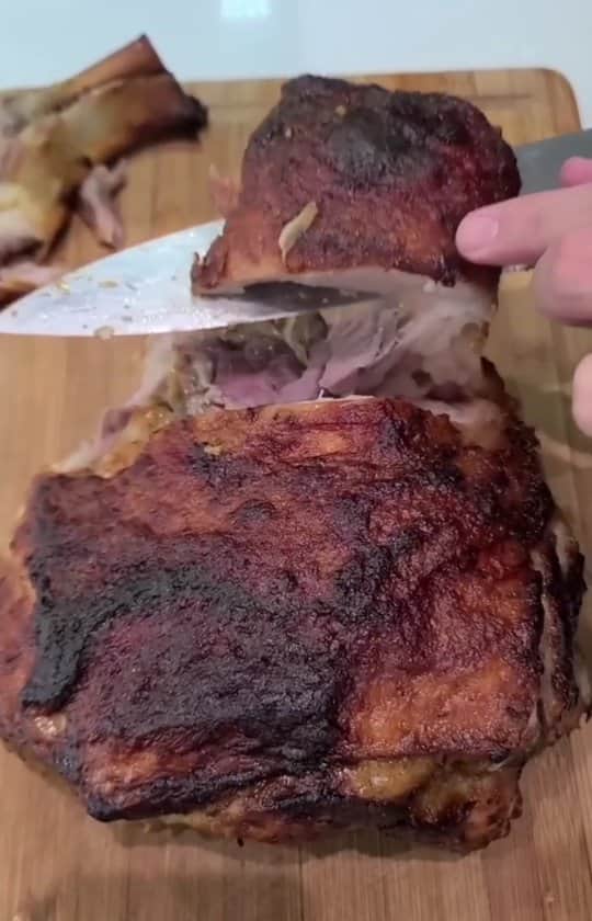 Cesar Gonzalez Cocineroのインスタグラム：「1 Pernil de Cochino de 6Kg 2 Cebollas grandes 20 dientes de Ajo ½ taza de Aceite 2 cdas de Salsa Inglesa 9 cdtas de Sal 1½ cdtas de Pimienta gourmet (*) molida ¼ taza de Vinagre de Vino (*) ½ taza de Vino de cocina 2 cdtas de Oregano 1 ramita de Tomillo 2 hojas de Laurel 2 tazas de jugo de Naranja 1 Limón   Ingredientes para la salsa:  ½ taza de Vino dulce ½ cdta de Pimienta negra 1 cdta de Salsa Inglesa 1 cdta de Harina  👉 Comparte este vídeo.  En una licuadora procesamos la Cebolla, Ajos machacados, Aceite, Salsa Inglesa, Sal, Pimienta, Vinagre, Vino, Oregano, Tomillo y el jugo de Naranja.  Se elimina el exceso de grasa del Pernil. Se frota con Limón para limpiarlo bien. Se seca y se frota con 2 cucharadas de Sal. Se mete el Pernil en una bolsa y sobre una olla añadimos el marinado, cerramos la bolsa eliminando todo el aire, lo llevamos al refrigerador por 24 horas o más.  Se retira del refrigerador 1 hora antes de hornear, sacando de la bolsa en una bandeja para hornear.  Se precalienta el horno a 400 °F (205 °C) Se cubre la bandeja con papel de aluminio, se mete al horno hasta ablandar y que la carne comience a despegarse del hueso, unas 4 horas (alrededor de 40 minutos por kilo de Pernil).  Se descubre el Pernil y se sube la temperatura a 450 °F (235°C). Se continua horneando bañandolo con su salsa de vez en cuando y dandole vuelta para dorarlo uniformemente por una hora o hasta que tome bien color.  Se saca la bandeja del horno, se saca el pernil y se pone aparte.  Se raspa bien la bandeja para lograr que todo lo pegado caiga en la salsa, se lleva a una olla pequeña sobre la hornilla a fuego medio y se elimina la grasa. En una taza mezclamos 1 cucharada de Maicena con ¼ de taza de Vino, se añade la Salsa Inglesa, Pimienta y se mezcla bien, rectificamos Sal. Al hervir apagamos el fuego, se cuela y se regresa la salsa a la olla para llevarla a hervor nuevamente.   Se deja reposar el pernil 30min y se sirve con su Salsa.  Buen provecho y Feliz Navidad para todos 😁😁😁」