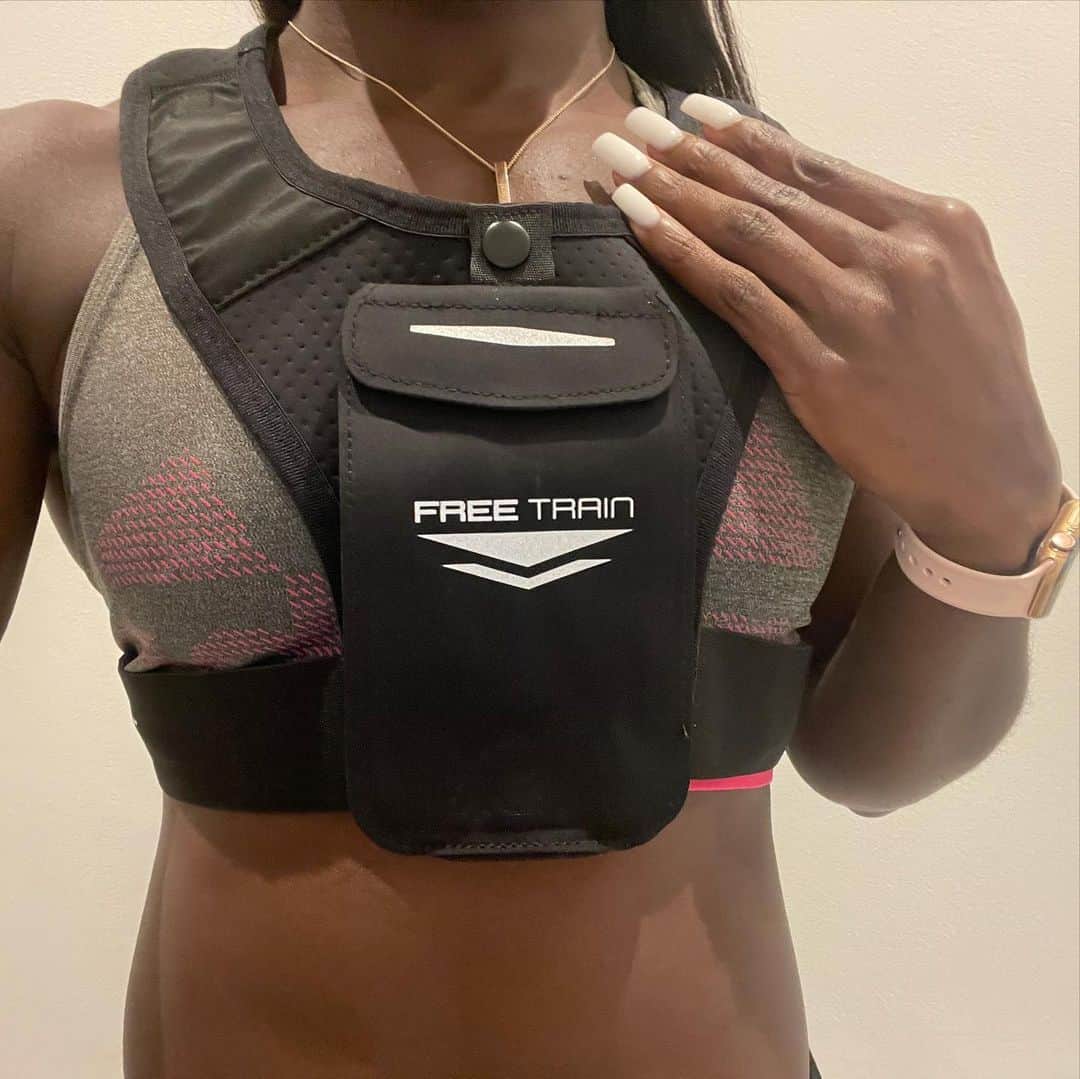 Kristal AWUAHのインスタグラム：「Thanks @freetrain perfect place for my phone or keys when training. 💪🏾」