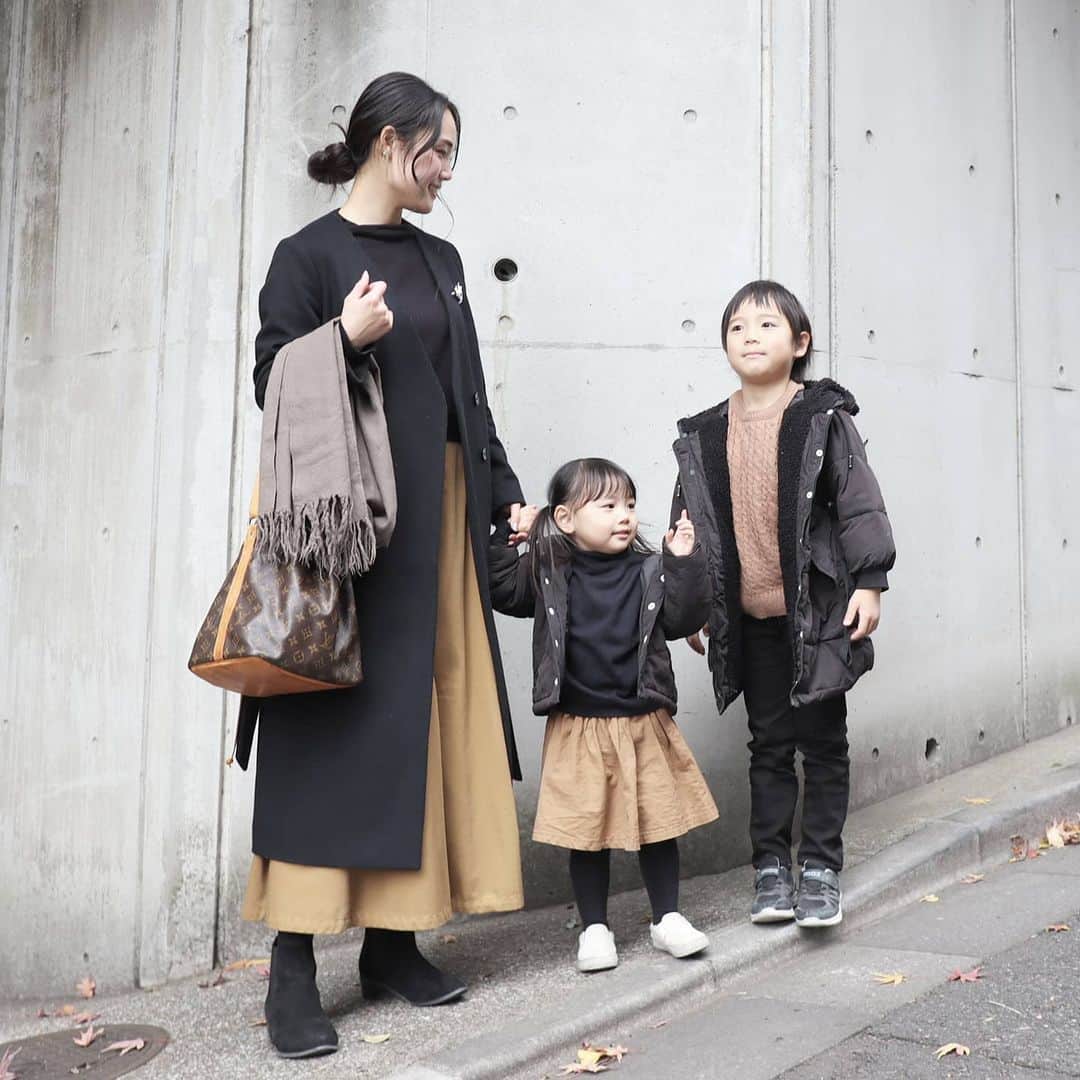 Eri Satoのインスタグラム：「black×camelリンクコーデ · coat: @ezick.official skirt: @dickies_jp pierce: @joueri shoes: @welleg_shoes · 買ってから毎年着てるディッキーズのスカートは 丈も素材もフレアー具合も 自分にすごく合うなと思う！ いつも褒められるからあと10年ぐらい着そう🤗笑 · 娘のスカートもディッキーズコラボで可愛い😍 · #エジック#ezicksnap #ezick#スカートコーデ#ニット#高身長コーデ#ママコーデ#カジュアルコーデ#親子リンクコーデ愛好家#冬コーデ#fashion#ootd#outfit#code#coordinate#style#ファッション#コーディネート#コーデ#プチプラ#プチプラコーデ#シンプルコーデ#mamagirl#locari#partegram#カジュアル#お洒落さんと繋がりたい」