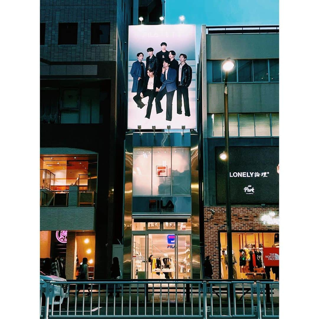 潘めぐみさんのインスタグラム写真 - (潘めぐみInstagram)「ただ、ただ、眺める👁 . #BTS #방탄소년단 #推し事 #tokyo #原宿 #明治通り」12月21日 0時08分 - han_meg_han