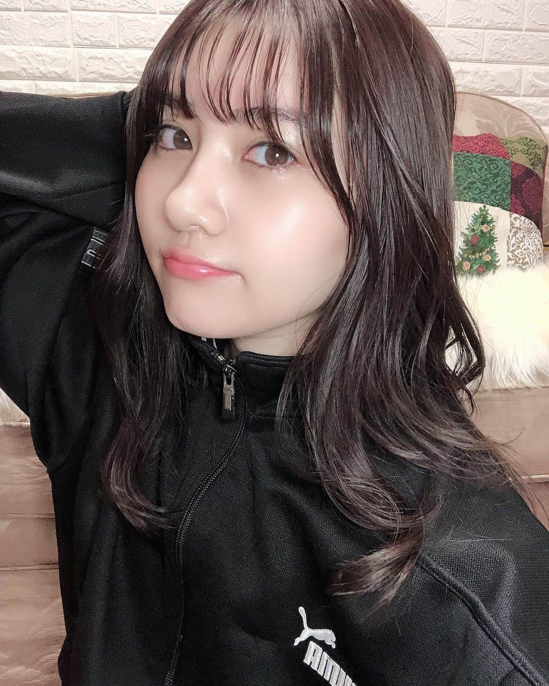 川添りなのインスタグラム：「なんでそんな顔てっかてかなの？って？ ニベア塗りたくっているからです💙 乾燥肌すぎるので、寝る前は必ず てっかてっかにしてねむる！ そうすると朝ちょーどいいんですよこれが！！  それは置いといてぇー本題っ！！ クロード･モネという美容院行ってきて レイヤー入れてもらいました〜🥰 髪の毛も量減らしたのですっきり💆🏻‍♀️✂  めちゃんこ可愛い髪の毛で即お気に入り😍✨ クロード・モネに行ったら必ずお願いする宮前さん🥺ほんとにお話してると面白くて優しいんです…🥺 基本わたし、いっつも美容院ばらばらでお決まりのお店なかったのに、宮前さんがいるから定期的に行くようになってしまった😳😳中毒性ありすぎですっ！！笑  ほんとにいつも可愛くしてくださって、ありがとうございます♥️♥️まじさいこうです。  感謝！！✨  #髪の毛 #年末までに整えた #すっきり #レイヤー #すっぴん の #ニベア #最強 #乾燥肌にオススメ  #クロードモネ新宿 #宮前さん #instagram #instagood  #instapic #instalike #insta  #hair #cut #cute #♡」
