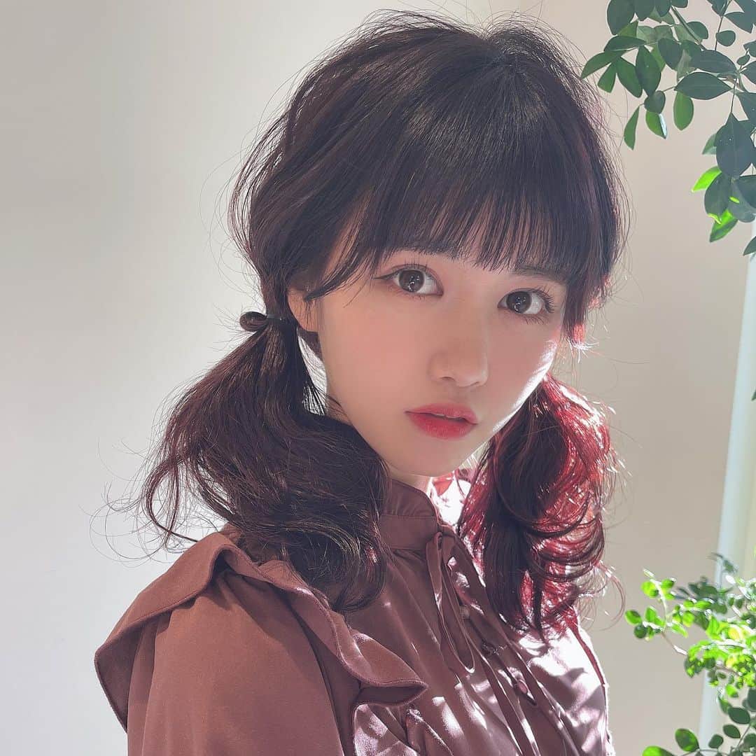 のインスタグラム：「髪の毛染めてトリートメントとセットと前髪カットしてもらった〜🐰✊💇‍♀️  いつもめちゃ可愛くしてもらえる…🎅🏻  かわい？  今年は最後の美容室でしたね🐥 来年もよろしくお願いします〜🧸  #haircolor #ツインテール #ヘアアレンジ　#女の子　#Japanese #fashion #美容室」